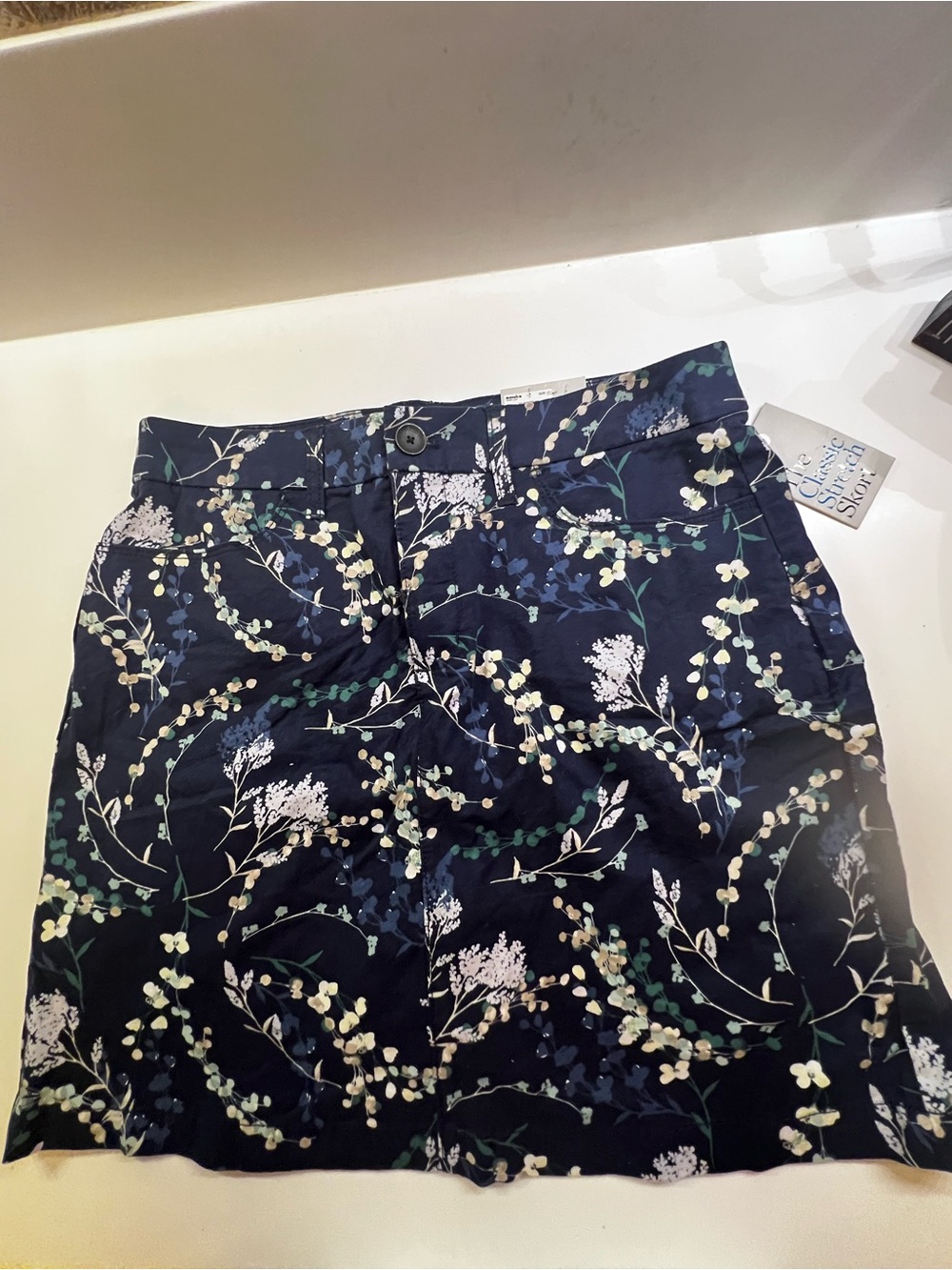 CROFT & BARROW CLASSIC STRETCH SKORT
SIZE 10. MID-RISE NAVY W/WHITE & LT GREEN